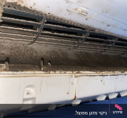 מזגן מלוכלך עם אבק ולכלוך על התריסים